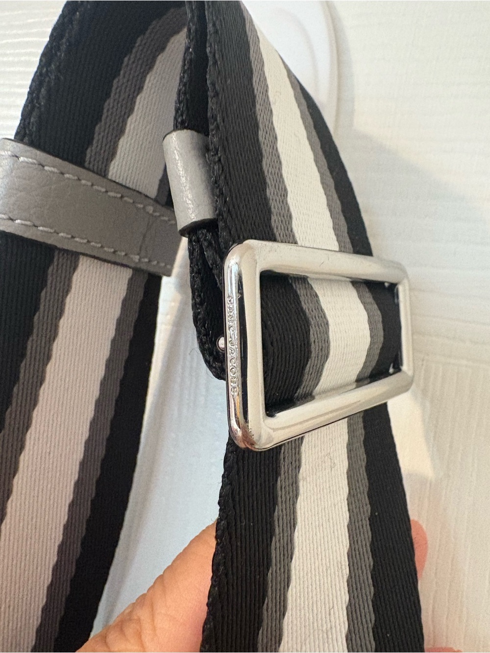 Marc Jacobs Two-Tone Gray and Cream Leather Crossbody Bag - Picture 4 of 7
